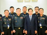 លោកឧត្តមសេនីយ៍ឯក រ័ត្ន ស្រ៊ាង ដឹកនាំ មេបញ្ជាការរង កងរាជអាវុធហត្ថរាជធានី ព្រមទាំងមេបញ្ជាការមូលដ្ឋាន អាវុធហត្ថខណ្ឌទាំង១៤ ចំណុះរាជធានី ចូលគោរពជូនពរ ឯកឧត្តម ឃួង ស្រេង អភិបាល នៃគណៈអភិបាលរាជធានីភ្នំពេញ ដើម្បីអបអរសាទរបុណ្យចូលឆ្នាំថ្មីប្រពៃណីជាតិខ្មែរ