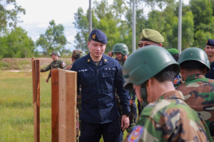 លោក​វរសេនីយ៍ឯក សៀ ទីន សម្តែង​ការអបអរសាទរ​ចំពោះ សិក្ខាកាម​វគ្គ​បណ្តុះបណ្តាល​យោធា​ចារ្យ ជំនាញ​បាញ់​អាវុធខ្លី នៅ​សាលា​នាយទាហាន​សកម្ម​!