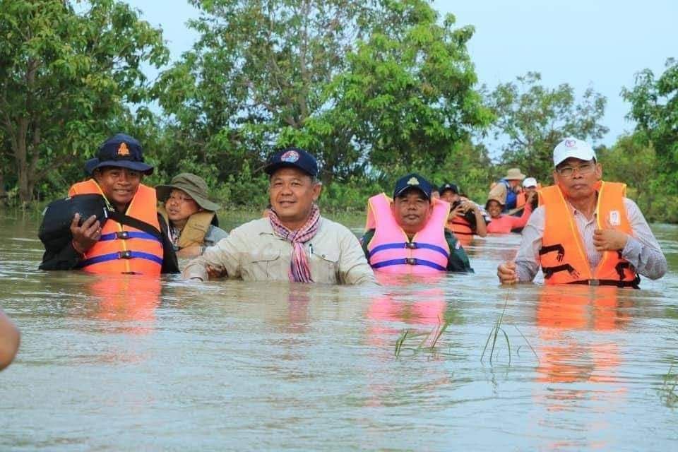 ឯកឧត្តម អ៊ុំ រាត្រី និង​ក្រុមការងារ បន្ត​ចុះ​ពិនិត្យ​ស្ថានភាព​ទឹក និង​នាំយក​អំណោយ​ទៅ​ចែក​ជូន​ពលរដ្ឋ​រងគ្រោះ​ដោយ​ទឹកជំនន់​៥០​គ្រួសារ នៅ​ស្រុក​ភ្នំស្រុក​!