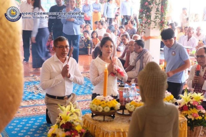 លោក​ឧត្តមសេនីយ៍ទោ សិទ្ធិ ឡោះ និង​ភរិយា ព្រមទាំង​សហការី បាន​នាំយក​បច្ច័យ​និង​ទេយ្យវត្ថុ ទៅ​ប្រគេន​ព្រះសង្ឃ​ក្នុង​ពិធី​បុណ្យកាន់បិណ្ឌ វេន​ទី​៥ នៅ​វត្ត​គី​រី​រុក្ខា​រាម​ថ្ម​រមៀល​