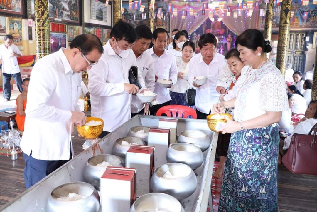 ​ថ្នាក់ដឹកនាំ និង​មន្ត្រីរាជការ​នៃ​ក្រសួង​កសិកម្ម បាន​ចូលរួម​កាន់បិណ្ឌ​ទី​៧​នៃ​ពិធី​បុណ្យ​ភ្ជុំ​បិណ្ឌ ស្រុក​កោះ​សុទិន​