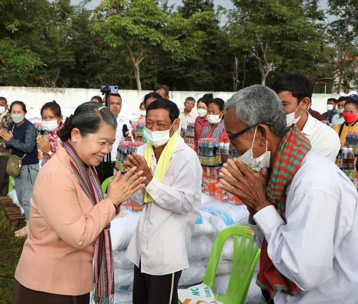 លោកជំទាវ​កិត្តិ​សង្គហ​បណ្ឌិត ម៉ែន សំអន គឺមាន​តែ​គណបក្ស​ប្រជាជន​កម្ពុជា ដែល​បាន​គិតគូរ​អំពី​សុខទុក្ខ​របស់​ប្រជាពលរដ្ឋ នៅពេលដែល​ប្រជាពលរដ្ឋ​ជួប​ការលំបាក​!