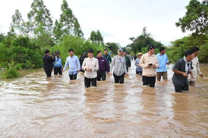 ​លោកជំទាវ អភិបាលខេត្ត​ប៉ៃលិន អ្នកតំណាងរាស្ត្រ ព្រមទាំង​ក្រុម​ការងារ ចុះ​ព​និត្យ​មើល​ស្ថានភាព​ជំនន់​ទឹកភ្លៀង និង​ផលប៉ះពាល់ លិច​លំនៅដ្ឋាន ផ្លូវ វត្ត​រាម នៅ​ឃុំ​ស្ទឹងត្រង់​