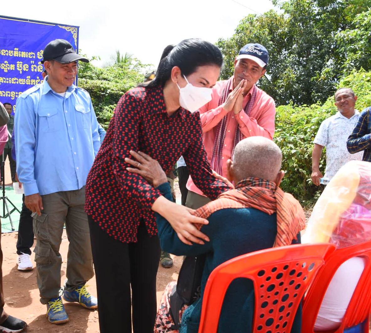 អភិបាលខេត្ត​ប៉ៃលិន នាំយក​អំណោយ​សម្តេច​តេជោ ហ៊ុន សែន និង​សម្តេច​កិត្តិ​ព្រឹទ្ធ​បណ្ឌិត ប៊ុន រ៉ានី ហ៊ុន សែន ជូន​ប្រជាពលរដ្ឋ​រងគ្រោះ​ដោយ​ទឹកជំនន់​ទឹកភ្លៀង​សារជាថ្មី ចំនួន​៧១៨​គ្រួសារ​