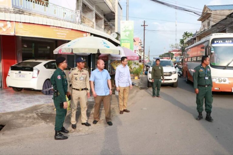 ​សកម្មភាព​ចុះ​ត្រួតពិនិត្យ​គោលដៅ​សំខាន់ៗ​ត្រៀម​ការពារ​ជុំវិញ​កន្លែង​ប្រារព្ធ​ពិធី​ប្រណាំងទូក​នៅ​ទន្លេ​វ៉ៃ​គោ ក្រុង​ស្វាយរៀង