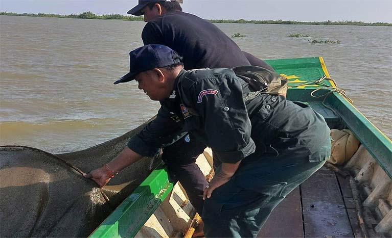 កម្លាំងចម្រុះ​រដ្ឋបាល​ជ​ល​ផល​នៅតែ​បន្ត​ល្បាត​និង​បង្ក្រាប​ឧបករណ៍​ខុសច្បាប់​នេសាទ ដូច​ភ្លៀងរលឹម​