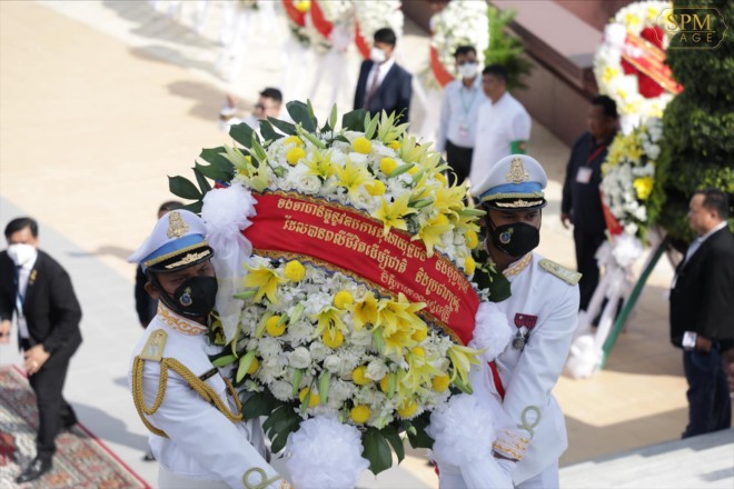 មន្ត្រីរាជការ​អញ្ជើញ​ដាក់​កម្រងផ្កា គោរព​វិញ្ញាណក្ខន្ធ​នៅ​វិមាន​ឯករាជ្យ ក្នុង​ឱកាស​បុណ្យ​ឯករាជ្យ​ជាតិ ៩​វិច្ឆិកា​ខួប​លើក​ទី​៦៩