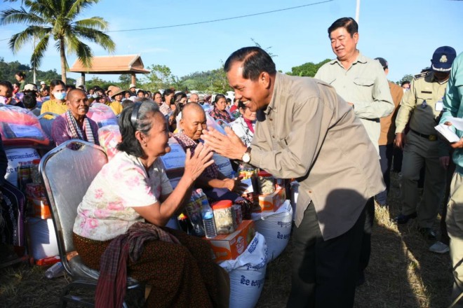 នាយ​ឧត្តមសេនីយ៍ អ៊ី ឈាន រដ្ឋលេខាធិការ​ក្រសួង​ការពារជាតិ និង​ជា​ប្រធាន​ក្រុម​ការងារ​មូលដ្ឋាន​ចុះ​ជួយ​ខេត្ត​ប៉ៃលិន នាំយក​អំណោយ​សម្តេច​តេជោ និង​សម្តេច​កិត្តិ​ព្រឹទ្ធ​បណ្ឌិត ប៊ុន រ៉ានី ហ៊ុន សែន ជូន​ប្រជាពលរដ្ឋ​ក្រីក្រ​ចំនួន​៧៨៩​គ្រួសារ​