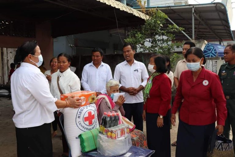 សាខា​កាកបាទក្រហម កម្ពុជា​ខេត្ត សូម​ចូលរួម​រំលែក​ទុក្ខ​ដល់​ក្រុម​គ្រួសារ​រងគ្រោះ​ដោយសារ​អគ្គីភ័យ​នៅ​ស្រុក​ស្វាយជ្រំ​