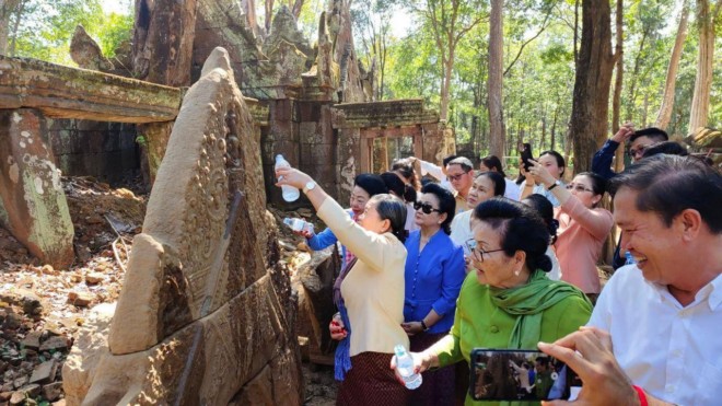 ​លោកស្រី​កិត្តិ​សង្គហ​បណ្ឌិត ម៉ែន សំអន បួងសួង​សុំ​សេចក្តីសុខ សេចក្តីចម្រើន ជូន​ប្រទេស​ជាតិ នៅ​ប្រាសាទកោះកេរ្តិ៍​