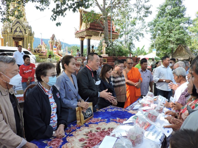 ពលរដ្ឋ​ដែល​មាន​ជីវភាព​ខ្វះ​ខាត់​ចំនួន​១០០​គ្រួសារ ទទួល​អំណោយ​មនុស្ស ពី​ព្រះចៅអធិការ​វត្តភ្នំ​យ៉ាត និង​លោក​បណ្ទិត វ៉ា​រ៉ុត អ៊ាម​ភិគុណ តំណាង​សប្បុរសជន​ថៃ​