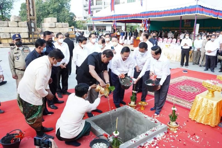 សម្ដេច​ក្រឡាហោម ស ខេង អញ្ជើញ​ជា​អធិបតី​ក្នុង​ពិធី​ក្រុង​ពាលី​បញ្ចុះ​បឋមសិលា​សាងសង់​វិមានឯករាជ្យ សួន​សម្ដេច​ក្រឡាហោម និង​ផ្សារ​រាត្រី នៅ​ក្រុង​បាត់ដំបង​