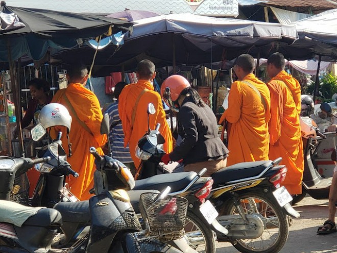 សមត្ថកិច្ច​គួរ ណាស់​ចុះ​ពិនិត្យ លោកសង្ឃ ចេញ​បិណ្ឌបាត​ត្រាច់ចរ គ្រប់​ច្រក​ល្អ ពិសេស​ក្នុង​ផ្សារ មិនដឹង​ថា​សង្ឃ​ទាំងនោះ ពិតប្រាកដ​ឬ​ក្លែងក្លាយ​នោះ​ទេ​?