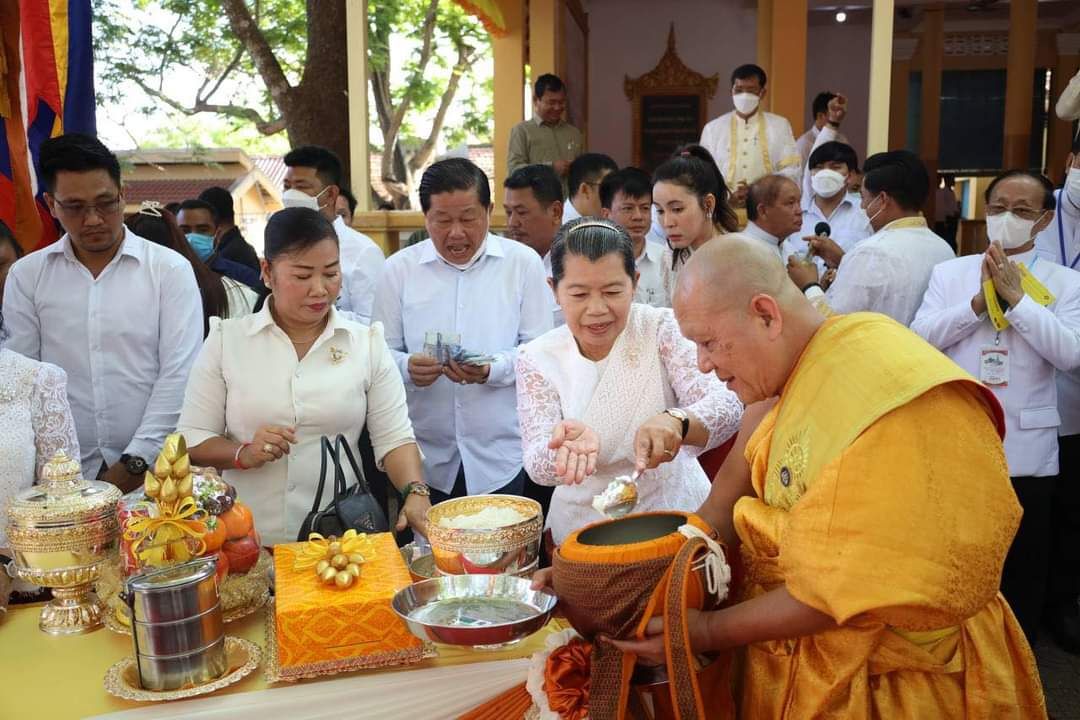 លោកជំទាវ​កិត្តិ​សង្គហ​បណ្ឌិត ម៉ែន សំអន អញ្ជើញ​ចូលរួម​ពិធី​បុណ្យ​មាឃបូជា​នៅ​ភ្នំ​ព្រះ​រាជទ្រព្យ​