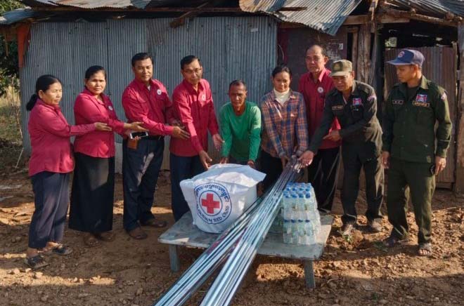 ​លោក នូ សុ​គុណ អនុប្រធាន​គណ​:​កម្មា​ធិ​ការ ជា​អនុសាខា​កាកបាទក្រហម​កម្ពុជា​ស្រុក​សាលា​ក្រៅ បាន​នាំ​សមាជិក​យក​អំ​​ណោ​យ​មនុស្សធម៌​ជូន​ពលរដ្ឋ​ដោយ​ខ្យល់​​កន្ត្រាក់​ចំនួន​០៨​នាក់​