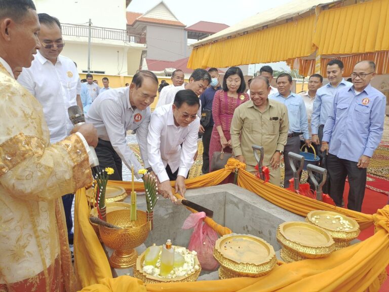 បញ្ចុះ​បឋម​សីលា​សាងសង់​អគារ​ស្នាក់ការ​គណបក្ស​ប្រជាជន​កម្ពុជា​ក្រុង​បាវិត ដែល មាន​ទំហំ ២០​ម៉ែត្រ គុណ​និង​២៦​ម៉ែត្រ​!