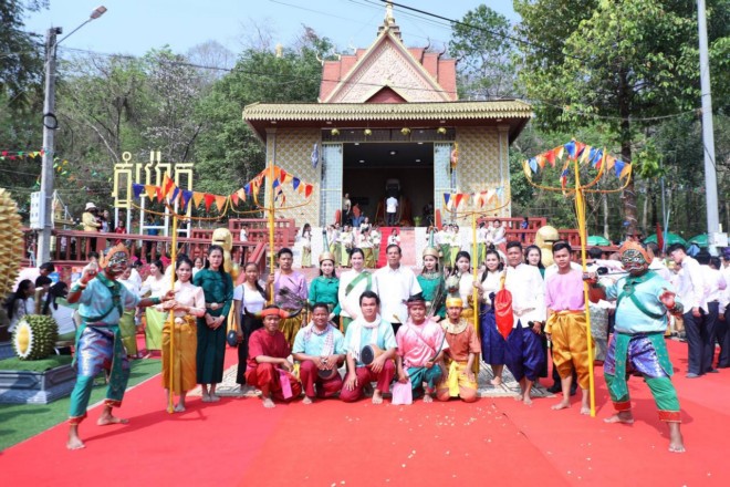 លោកជំទាវ បាន ស្រីមុំ អភិបាលខេត្ត​ប៉ៃលិន បាន​ដឹកនាំ​មន្ត្រីរាជការ  មន្ទីរ អង្គភាព កងកម្លាំង​ទាំង​៣​ប្រភេទ យុវជន​ស​.​ស​.​យ​.​ក​ខេត្ត យុវជន​កាកបាទក្រហម​កម្ពុជា​ខេត្ត លោកយាយ លោកតា ប្រារព្ធ​ពិធី​បួងសួង​សុំ​សេចក្តីសុខ ក្នុង​ឱកាស​បុណ្យចូលឆ្នាំ​ថ្មី​ប្រពៃណី​ជាតិខ្មែរ ក្រោម​អធិបតីភាព ឯកឧត្តម អ៊ី ឈាន ប្រធាន​ក្រុមការងារ​រាជរដ្ឋាភិបាល​កម្ពុជា ចុះ​ជួយ​ខេត្ត​ប៉ៃលិន​