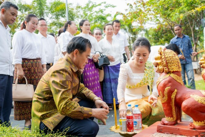 អភិបាលខេត្ត​ពោធិ៍សាត់ ថ្វាយ​គ្រឿង​រន្តាប់​បូជា ជូន​លោក​ឧកញ៉ា ឃ្លាំង មឿង និង​ជំទាវ ខាន់ ខៀវ ដើម្បី​សុំ​សេចក្តីសុខ សេចក្តីចម្រើន​ជូន​ពលរដ្ឋ ក្នុង​ឱកាស​បុណ្យចូលឆ្នាំ​ថ្មី