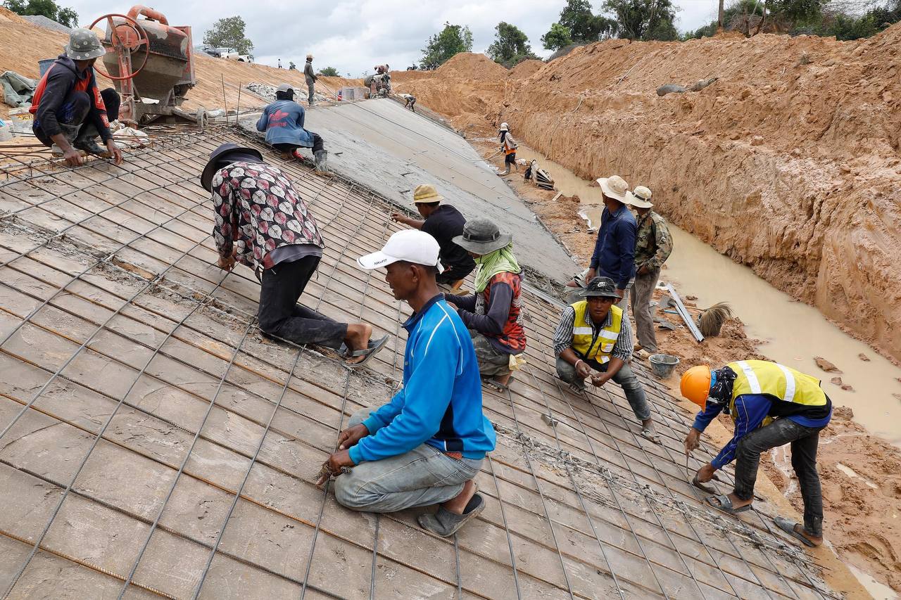 ប្រធានគម្រោងសាងសង់៖ទំនប់បង្វែរចរន្តទិសទឹកស្ទឹងស្រែង ជួយទប់ស្កាត់ការបាក់ច្រាំង និងការហូរច្រោះជើងទេរប្រឡាយមេបេតុងខាងកើតដែលនាំទឹកទៅកាន់ខេត្តសៀមរាប ការពារពីជំនន់ទឹកភ្លៀងរដូវវស្សា