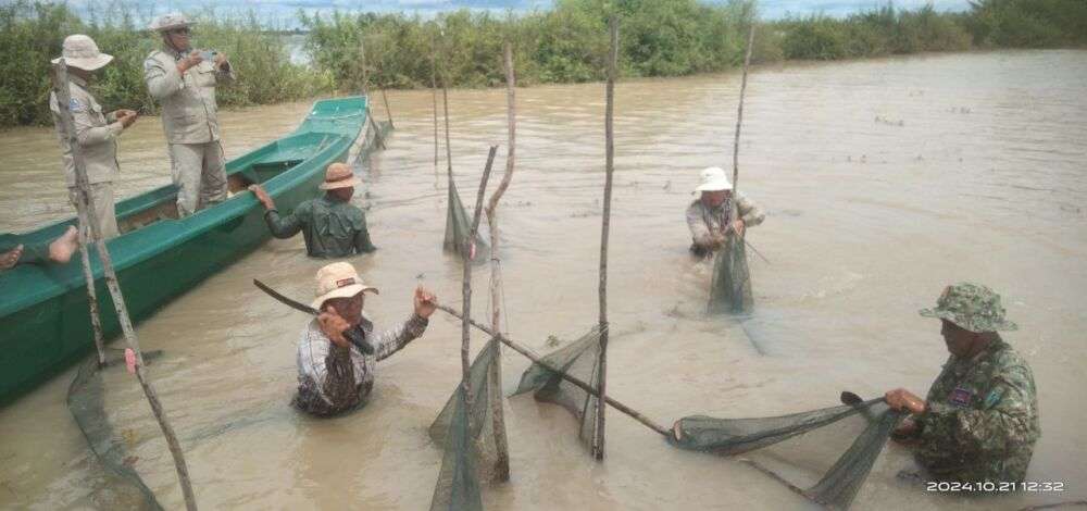 ​ជំនាញ​រដ្ឋបាល​ជលផល​សហការ​ជាមួយ​មន្ត្រី​បរិស្ថាន ចុះ​បង្ក្រាប​បទល្មើស​នេសាទ ខណៈ​អ្នកសារព័ត៌មាន​ចុះផ្សាយ​ព្រោងព្រាត​ថា មានការ​នេសាទ​ខុសច្បាប់​ប្រភេទ​ស្បៃ​មុង​យ៉ាង​អនាធិបតេយ្យ​!